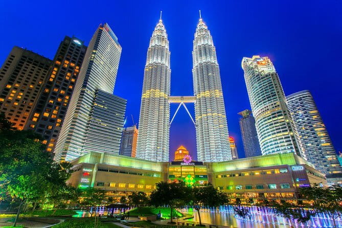 ~Chauffeur: Johor Bahru to Singapore Van Transfer - Who should book this transfer