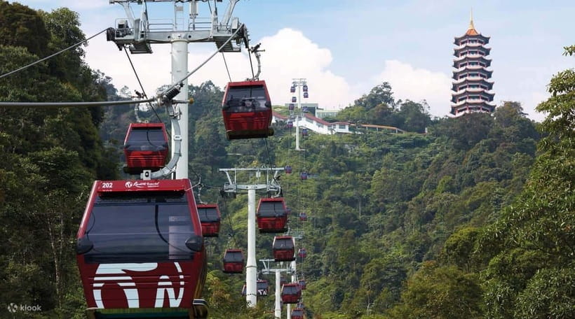 From Kuala Lumpur: Genting Highlands Day Tour & Gondola Ride - Riding the gondola from Skyway Awana