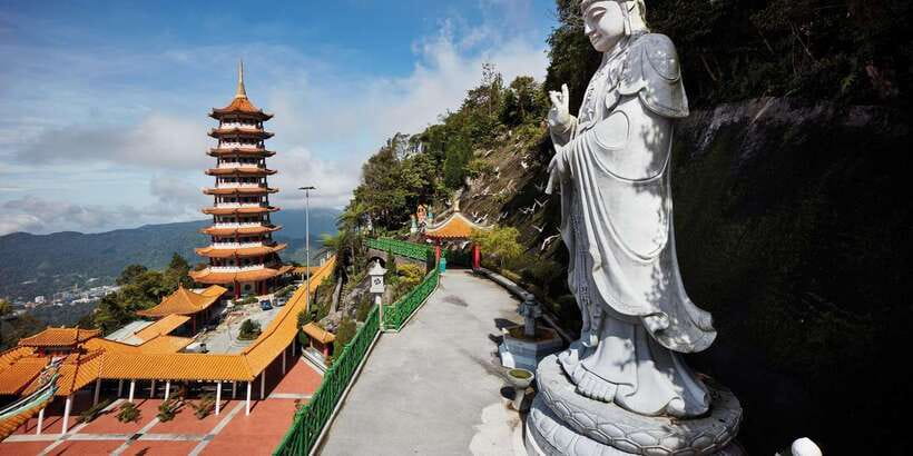 From Kuala Lumpur: Private Genting Highlands Day Trip - The mountain road and the view upward