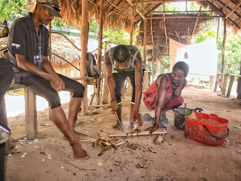 From Kuala Lumpur: Taman Negara National Park Trek Day Tour - Meeting the Bateq Orang Asli Community