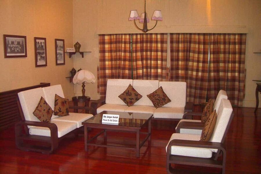 From Sandakan: 7 Unmissable Local Stops Private Tour - Agnes Keith House and colonial life