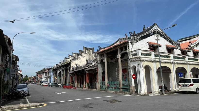 George Town: Heritage Walking Tour with Street Food Tasting - Practical preparation for four hours outside