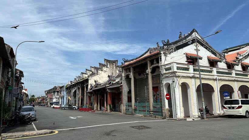 George Town: Heritage Walking Tour with Street Food Tasting - Colonial George Town at the Esplanade