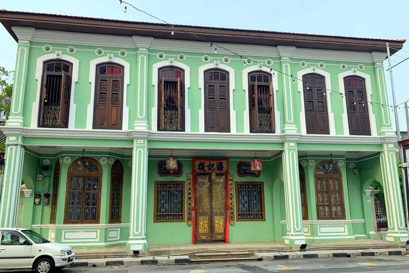George Town: Private Half-Day Historical City Tour - Reading the family story at Khoo Kongsi