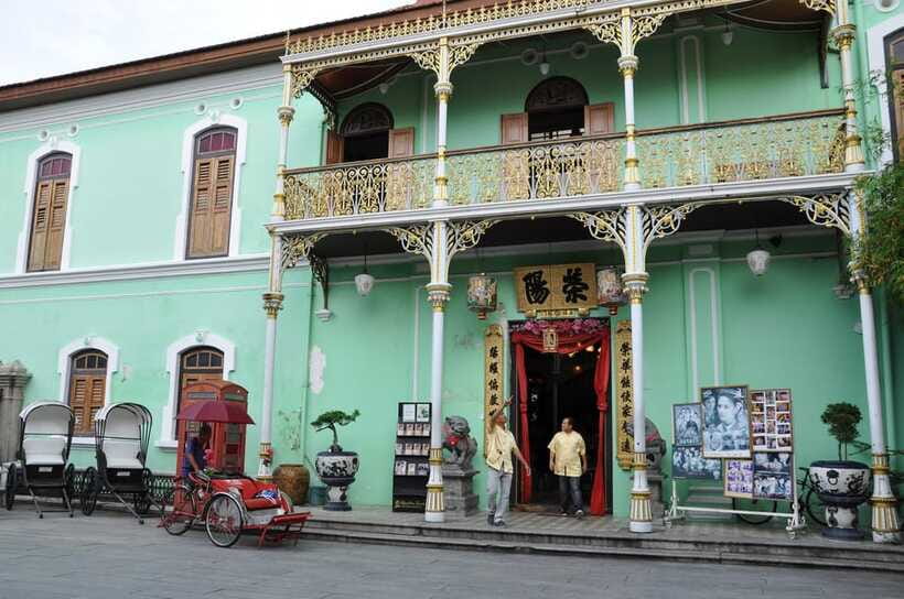 George Town: Private Half-Day Historical City Tour - Comparing the Reclining Buddha and Burmese temple