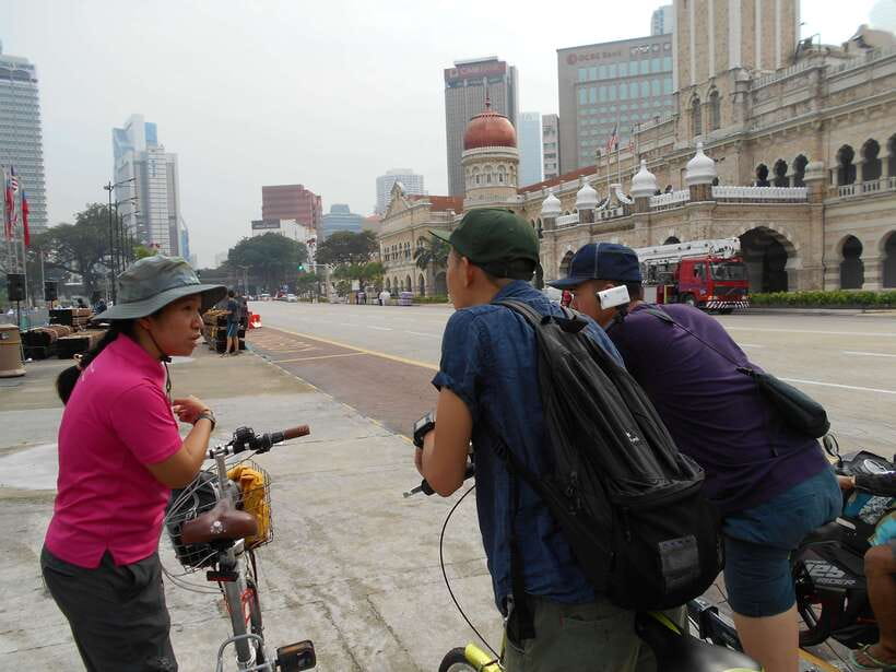 Hidden Kuala Lumpur: 4-Hour Bike Tour - Entering the alleyways behind the main streets