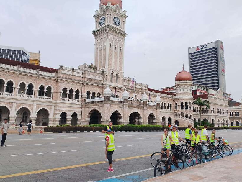 Hidden Kuala Lumpur: 4-Hour Bike Tour - Food stops, bread-making, and Teh Tarik