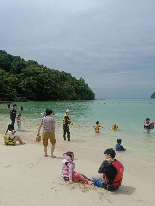 Kota Kinabalu: Manukan & Sapi Islands Snorkeling with Lunch - Three hours at Manukan