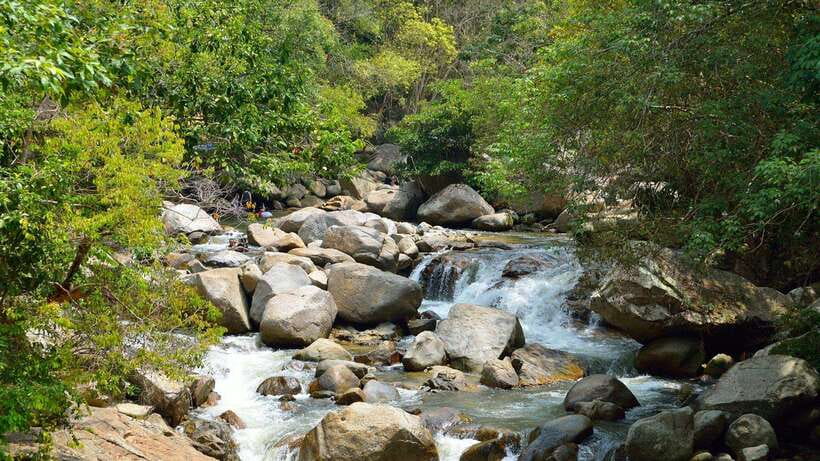 Kuala Lumpur: Batu Caves, Ramayana Caves & Kanching Falls - Ramayana Cave and its theatrical storytelling