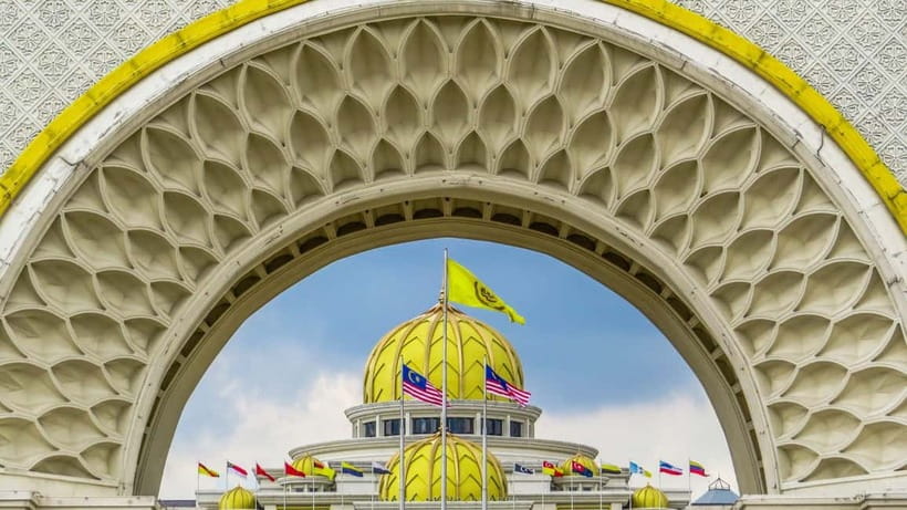 Kuala Lumpur: City Highlights, Batu Caves, and Malacca Tour - Batu Caves and the climb to the temple