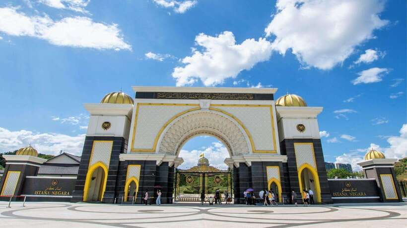 Kuala Lumpur: City Tour, KL Tower Ticket & Putrajaya w/ Boat - Starting with the Petronas Twin Towers