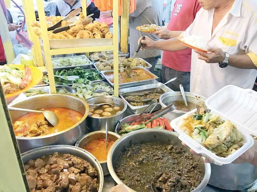 Kuala Lumpur: Evening Food Tour by Bike - The market option on Tuesday or Saturday