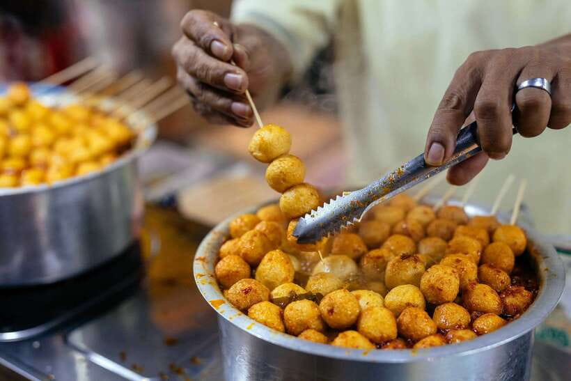 Kuala Lumpur: Local Street Food Night Tour - What the guide adds beyond the food