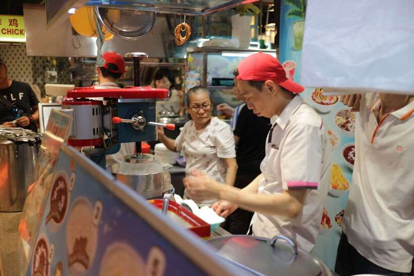 Kuala Lumpur: Nightlife Street Food Tour with 6 Tastings - Charcoal-fired claypot chicken rice