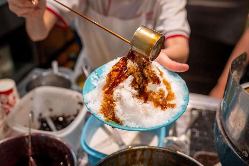 Kuala Lumpur: Nightlife Street Food Tour with 6 Tastings - Starting with cendol at Lot 10 Hutong