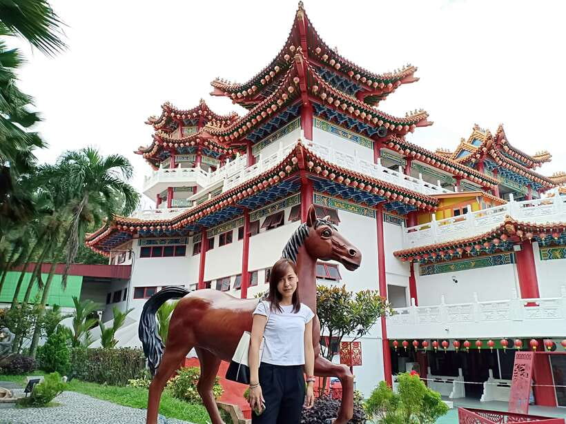 Kuala Lumpur: Private Batu Cave, National Mosque Tour, Lunch - What the private guide adds