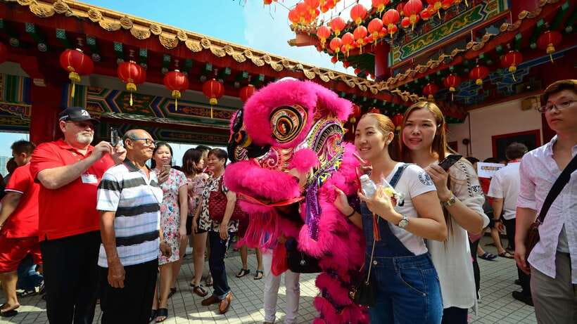 Kuala Lumpur: Private Batu Cave, National Mosque Tour, Lunch - Batu Caves and the climb to the Hindu shrines