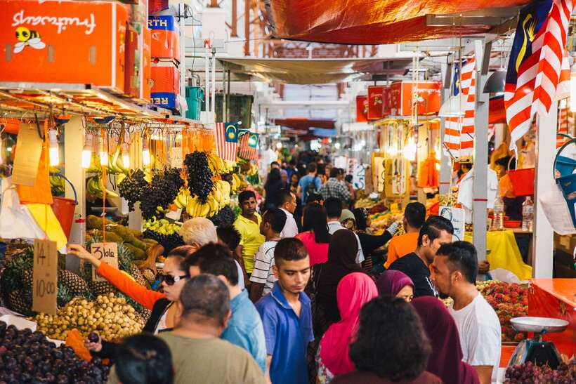 Kuala Lumpur: Private Food Tour – 10 Tastings with Locals - Guan Di Temple and Sri Mahamariamman Temple