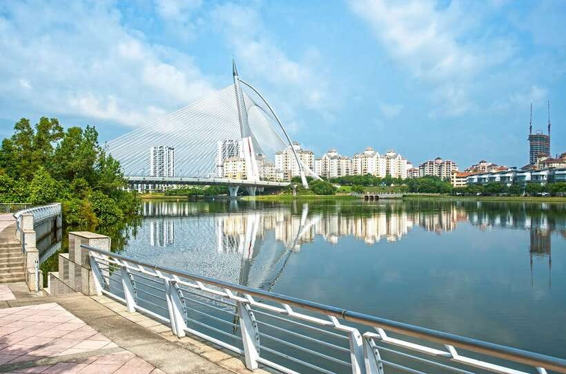 Kuala Lumpur: Putrajaya City Tour with Lake Cruise - The convention center and the drive between stops