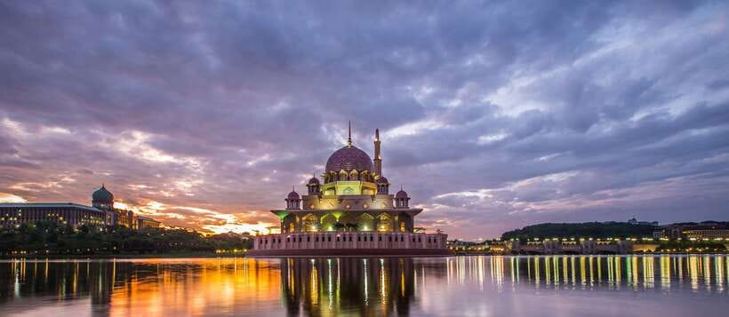 Kuala Lumpur: Putrajaya City Tour with Lake Cruise - Taman Warisan: rubber trees and a working Malaysia