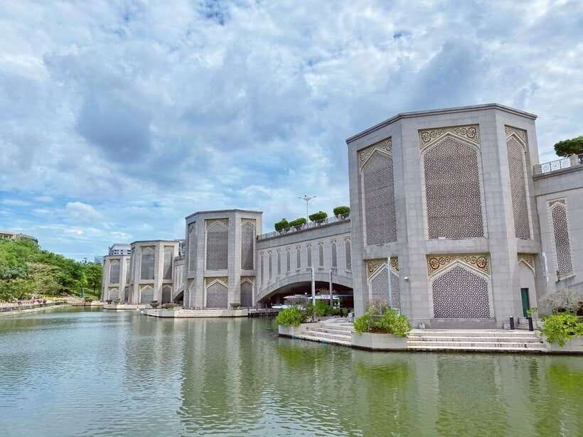Kuala Lumpur: Putrajaya Tour Half Day Tour [Shared/Private] - Putrajaya Lake cruise at about 11:00 am