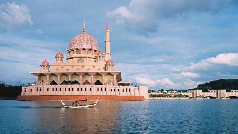 Kuala Lumpur: Putrajaya Tour with Traditional Boat Cruise - Putra Square and the pink mosque
