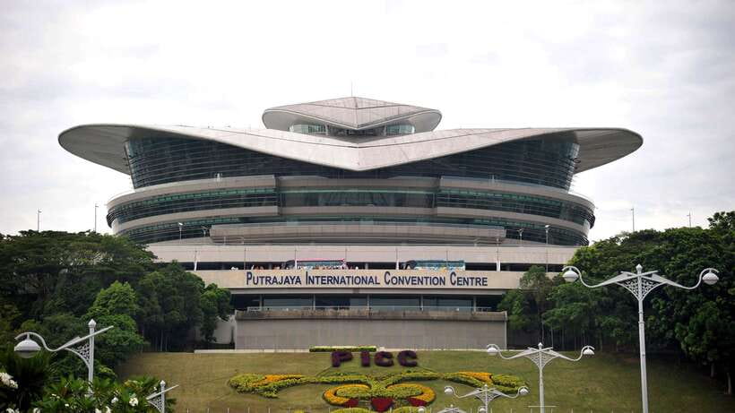 Kuala Lumpur: Putrajaya Tour with Traditional Boat Cruise - The Convention Centre and the Palace of Justice