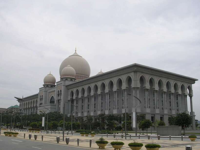 Kuala Lumpur: Putrajaya Tour with Traditional Boat Cruise - Bridges, ministries, and the planned capital