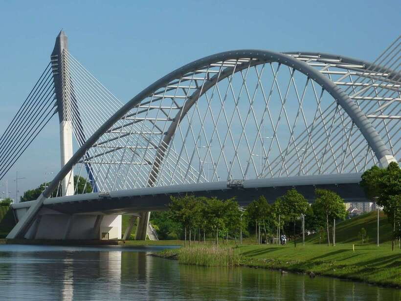 Kuala Lumpur: Putrajaya Tour with Traditional Boat Cruise - What the guides add to the experience