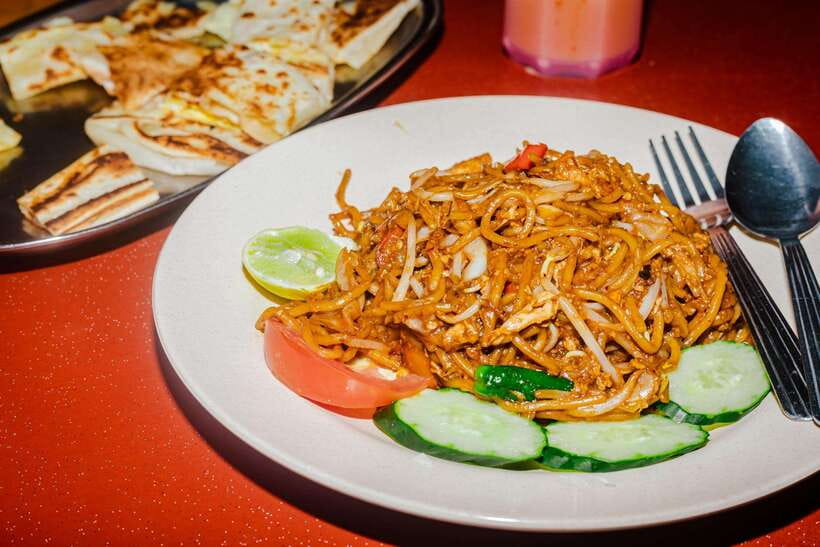 Kuala Lumpur: Sambal Street Food Tour with 15+ Tastings - How the guides handle spice, diets, and questions