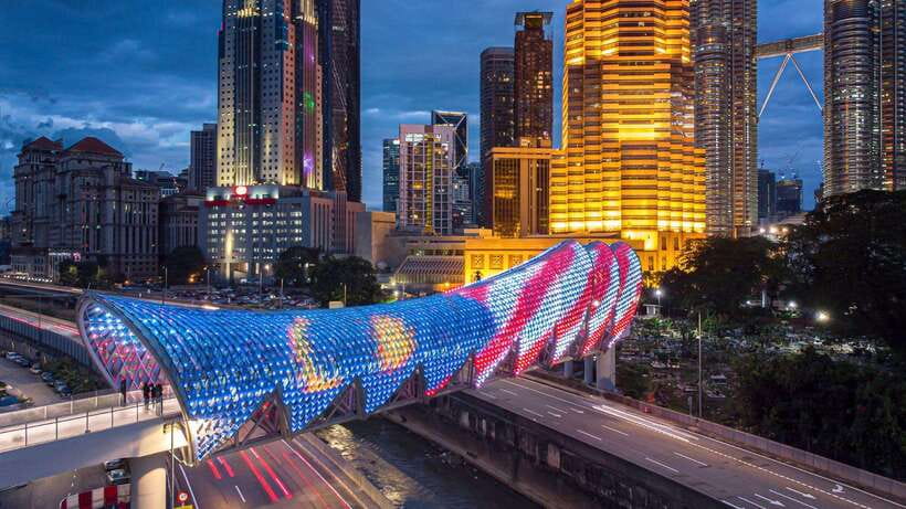 Kuala Lumpur: Sightseeing, Markets, and Food Night Tour - The guide and group format matter