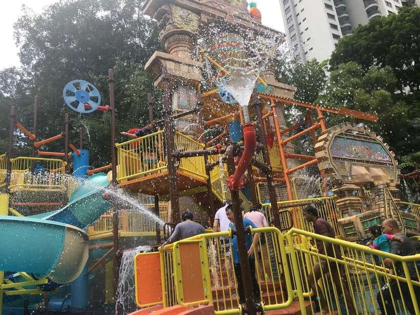 Kuala Lumpur: Sunway Lagoon Theme Park Ticket with Transfer - Scream Park for a darker break