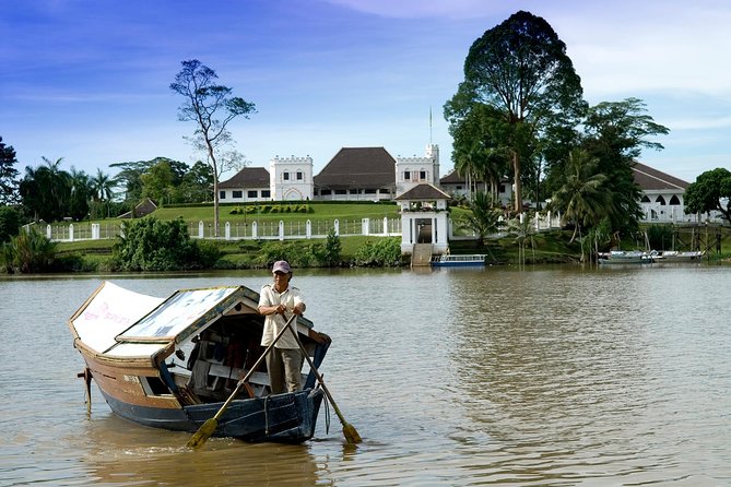 Kuching City Tour - Sarawak Museum needs an attentive guide
