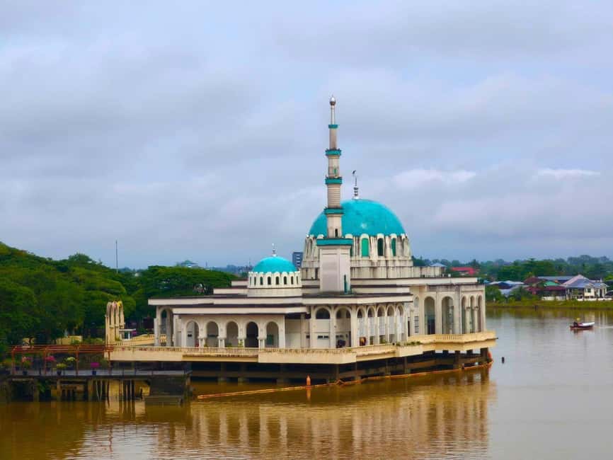 Kuching: Walking Tour with Sampan Boat Ride and Lunch - Starting beside the Kuching Word Sign