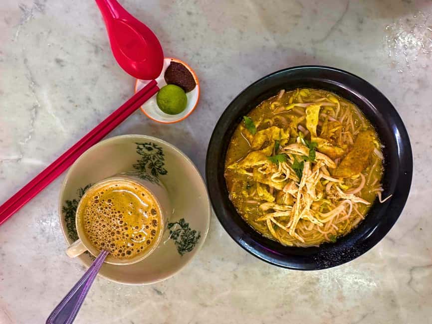 Kuching: Walking Tour with Sampan Boat Ride and Lunch - Kuching’s colonial streets and the White Rajahs