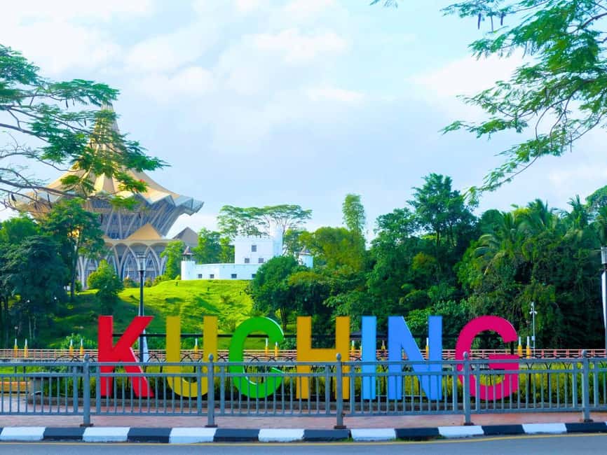 Kuching: Walking Tour with Sampan Boat Ride and Lunch - A one-hour hawker-center lunch