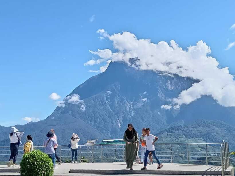 Kundasang : Poring Hot Spring + Desa & Meal Shared Tour - Guide service and what the day feels like
