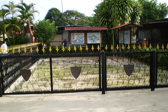 Langkawi Myth & Legend Tour MahsuriTomb TelagaTujuh BerasTerbakar - Eagle Square supplies the classic Langkawi photograph