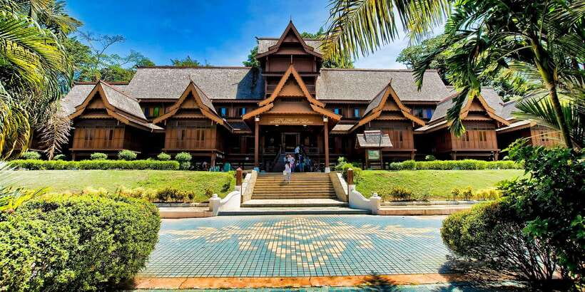 Malacca: Historical Private Malacca Tour from Kuala Lumpur - Dutch Square brings the red buildings together
