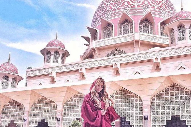 Malacca Instagram Tour: Most Famous Spots (Private & All-Inclusive) - A walk beside the Melaka River