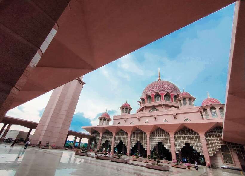 Malacca Instagram Tour: Top Spots (Private & All-Inclusive) - Jonker Street brings you into Malacca’s old center