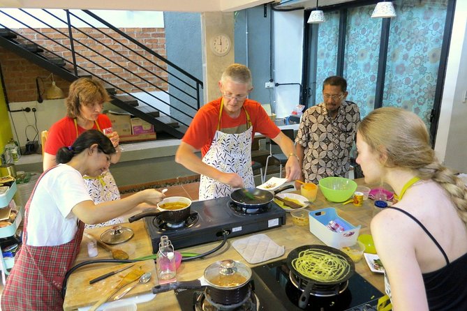 Market Visit & Private Hands-on Cooking Class at Daun Senja - A private class with room to ask questions