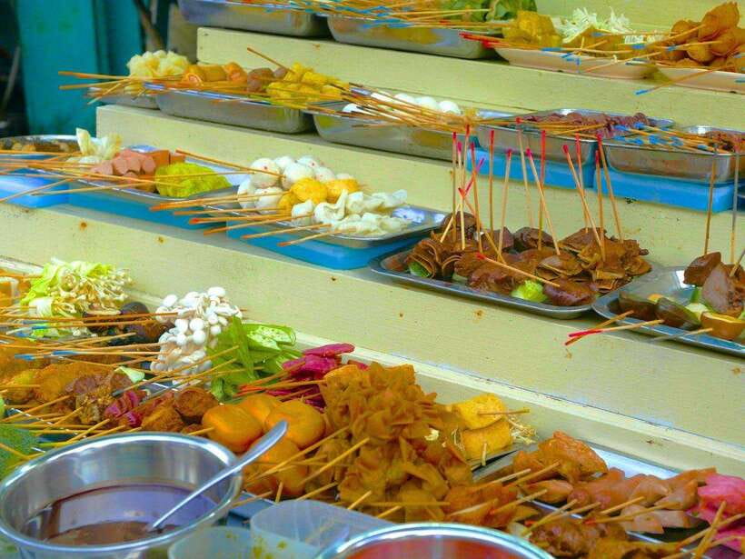 Penang: Trishaw Ride and Hawker Center Food Tour - A slow ride through George Town’s old streets