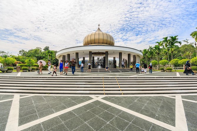 Private Day Kuala Lumpur Photographic Tour With Petronas Twin Tower & Batu Caves - Chinatown offers street scenes and food time