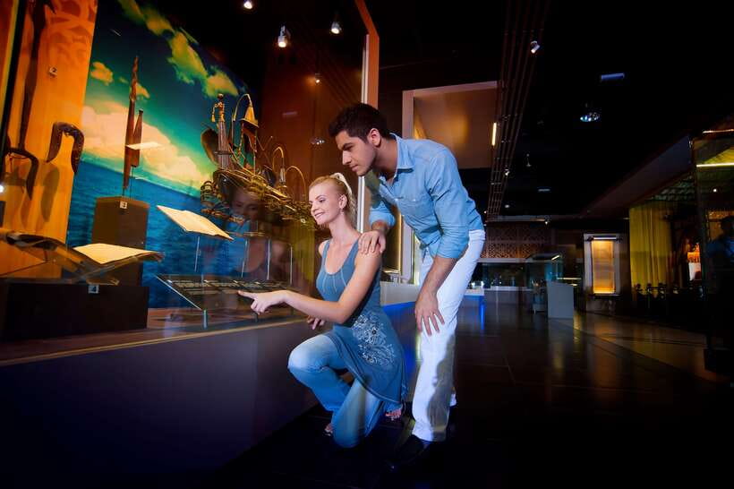 Private KL City Tour with Petronas Twin Towers & Batu Caves - Central Market: the best place for browsing and gifts