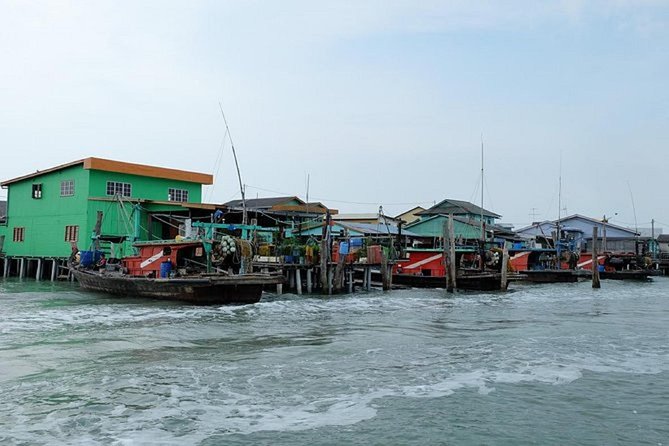 Private Tour: Crab Island Sightseeing Boat Ride and Seafood Lunch - Selangor King Palace and Thean Hou Temple