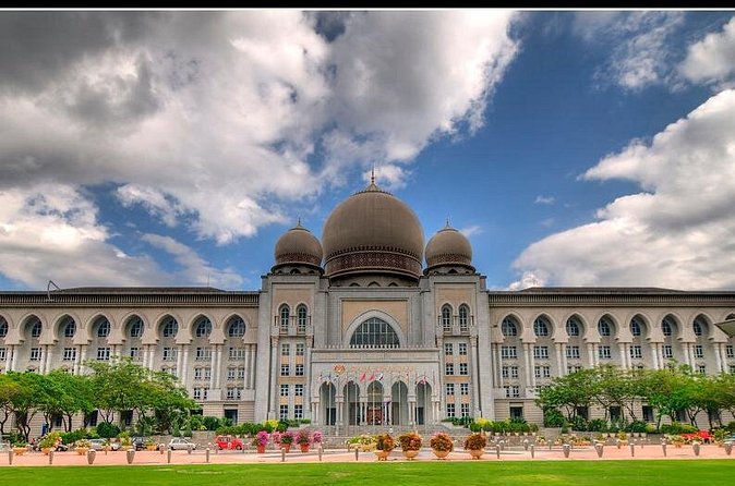 Putrajaya Tour with Traditional Boat Cruise & Pink Mosque (Private) - How much guide commentary should you expect?