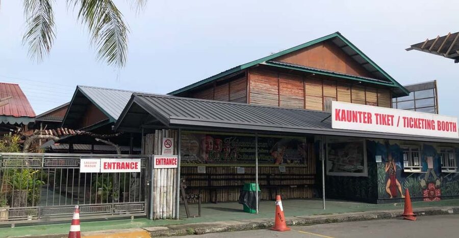 Sabah : Koisaan Cultural Village - Fire making, sling shooting, and giant slippers