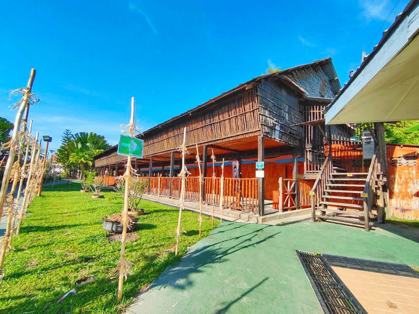 Sabah : Koisaan Cultural Village - Craft shop and complimentary drink