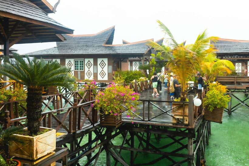 Semporna: Mabul and Kapalai Trip in Snorkel or Dive & Lunch - The lunch box: useful, simple, and not a meal to plan around